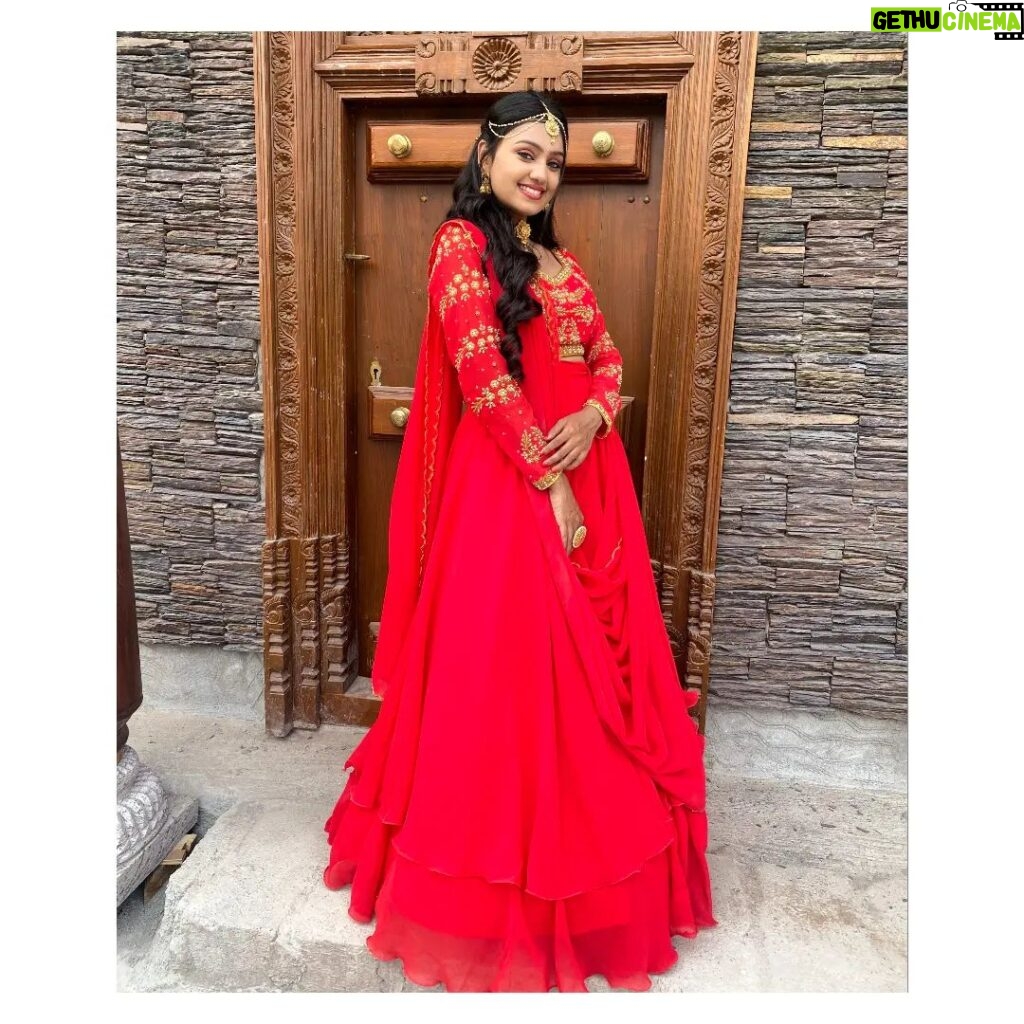 Tanvi Rao Instagram - Red red - take back what you've said! If Keerthi gets angry, not long before you're dead ☄ Costume by @inayadesignerstudio #keerthi #lakshmibaramma #bhagyalakshmi #kannadatelevision #tvshow #stories #fashion #clothing #collaboration #actress #tanvirao Bangalore, India