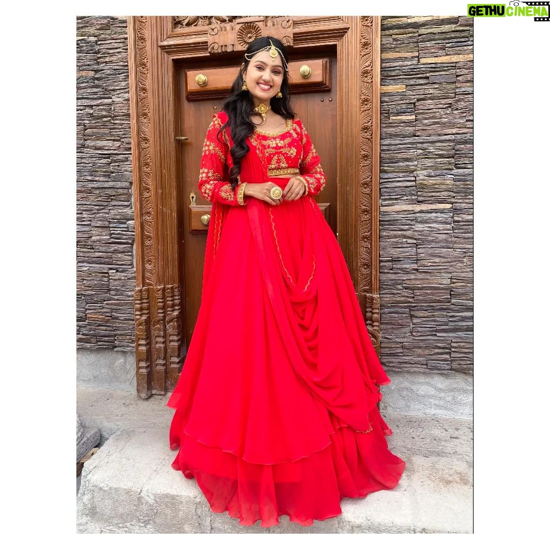 Tanvi Rao Instagram - Red red - take back what you've said! If Keerthi gets angry, not long before you're dead ☄ Costume by @inayadesignerstudio #keerthi #lakshmibaramma #bhagyalakshmi #kannadatelevision #tvshow #stories #fashion #clothing #collaboration #actress #tanvirao Bangalore, India
