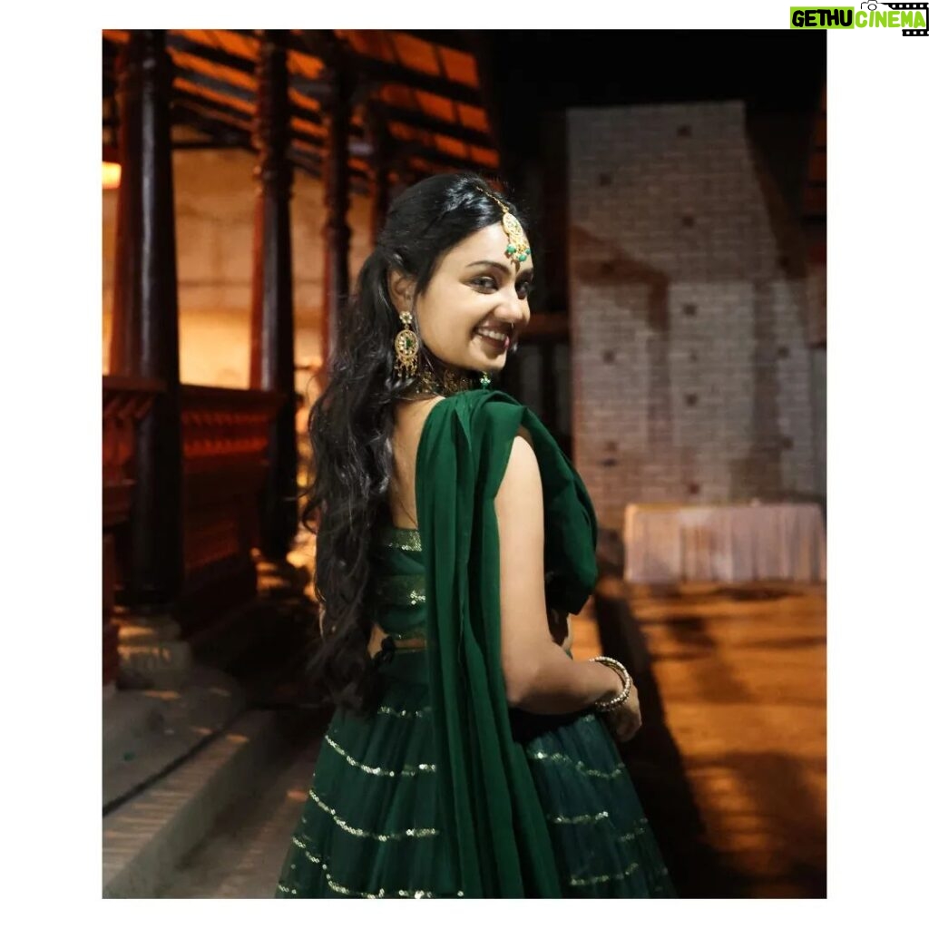 Tanvi Rao Instagram - Green Green- Have you seen - That scene - where Keerthi is mean? 🤭 This beautiful attire is by @inayadesignerstudio #keerthi #lakshmibaramma #bhagyalakshmi #kannadatelevision #tvshow #stories #fashion #clothing #collaboration #actress #tanvirao Bengaluru