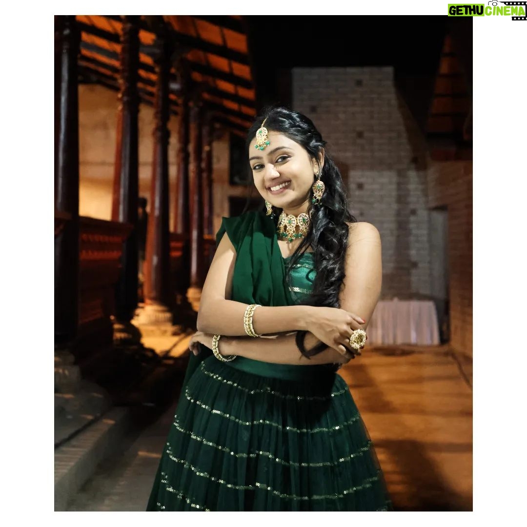 Tanvi Rao Instagram - Green Green- Have you seen - That scene - where Keerthi is mean? 🤠This beautiful attire is by @inayadesignerstudio #keerthi #lakshmibaramma #bhagyalakshmi #kannadatelevision #tvshow #stories #fashion #clothing #collaboration #actress #tanvirao Bengaluru