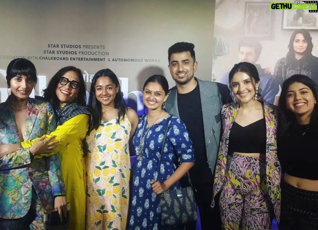 Tanvi Rao Instagram - Some wonderful human beings that I had the opportunity to work and interact with!🌸 Tried to fit in as many pictures as Instagram would allow, but clearly it doesn't suffice. I assure you, this team was as tender and warm as the movie itself :)🍁 #Gulmohar Go watch now if you haven't already! @pagliji Directed by @rahulchittella Beautifully captured by @eeshitnarain @chalkboardentertainment @zeemusiccompany #sharmilatagore @bajpayee.manoj @simranrishibagga @kavidrama @santhybee @utsavijhamusic @surajsharmagram @nargisnandal @sriharsh_sibu @seth_kanishk @danishsood @pujasarup @rajovilla @aayushi_diwan @sleepynushh @ishaanweenie @manshakhurana @routes_and_shoots