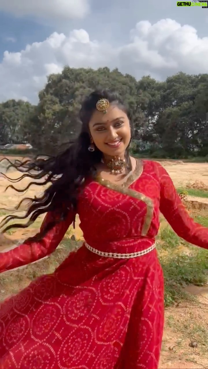 Tanvi Rao Instagram - A shoutout to @maynadesignerstudio for this beautiful attire and the gorgeous necklace🌹 It added so much grace to my body as I danced, and gave me so much confidence. @maynadesignerstudio even sent it to me with a cute note and I was all smiles. :) Head to her page now to find out more about her! Designer- @maynadesignerstudio Captured by @rajaniabhirath1 #lakshmibaramma #bhagyalakshmi #keerthi #shoot #shootdiaries #collaboration #clothing #sawariya #necklace #choker #clothes #fashion #dance #styleicon #style #instagram #tanvirao Bangalore, India