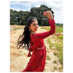 Tanvi Rao Instagram – Can Autumn and Spring be friends? 🍁
A shoutout to @maynadesignerstudio for this beautiful attire and the gorgeous necklace🌹 It added so much grace to my body as I danced, and gave me so much confidence.
@maynadesignerstudio even sent it to me with a cute note and I was all smiles. :)
Head to her page now to find out more about her!
Designer- @maynadesignerstudio
Captured by @rajaniabhirath1
#lakshmibaramma #bhagyalakshmi #keerthi #shoot #shootdiaries #collaboration #clothing #sawariya #necklace #choker #clothes #fashion #dance #styleicon #style #instagram #tanvirao Bangalore, India