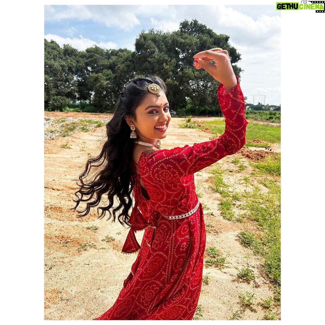 Tanvi Rao Instagram - Can Autumn and Spring be friends? 🍁 A shoutout to @maynadesignerstudio for this beautiful attire and the gorgeous necklace🌹 It added so much grace to my body as I danced, and gave me so much confidence. @maynadesignerstudio even sent it to me with a cute note and I was all smiles. :) Head to her page now to find out more about her! Designer- @maynadesignerstudio Captured by @rajaniabhirath1 #lakshmibaramma #bhagyalakshmi #keerthi #shoot #shootdiaries #collaboration #clothing #sawariya #necklace #choker #clothes #fashion #dance #styleicon #style #instagram #tanvirao Bangalore, India