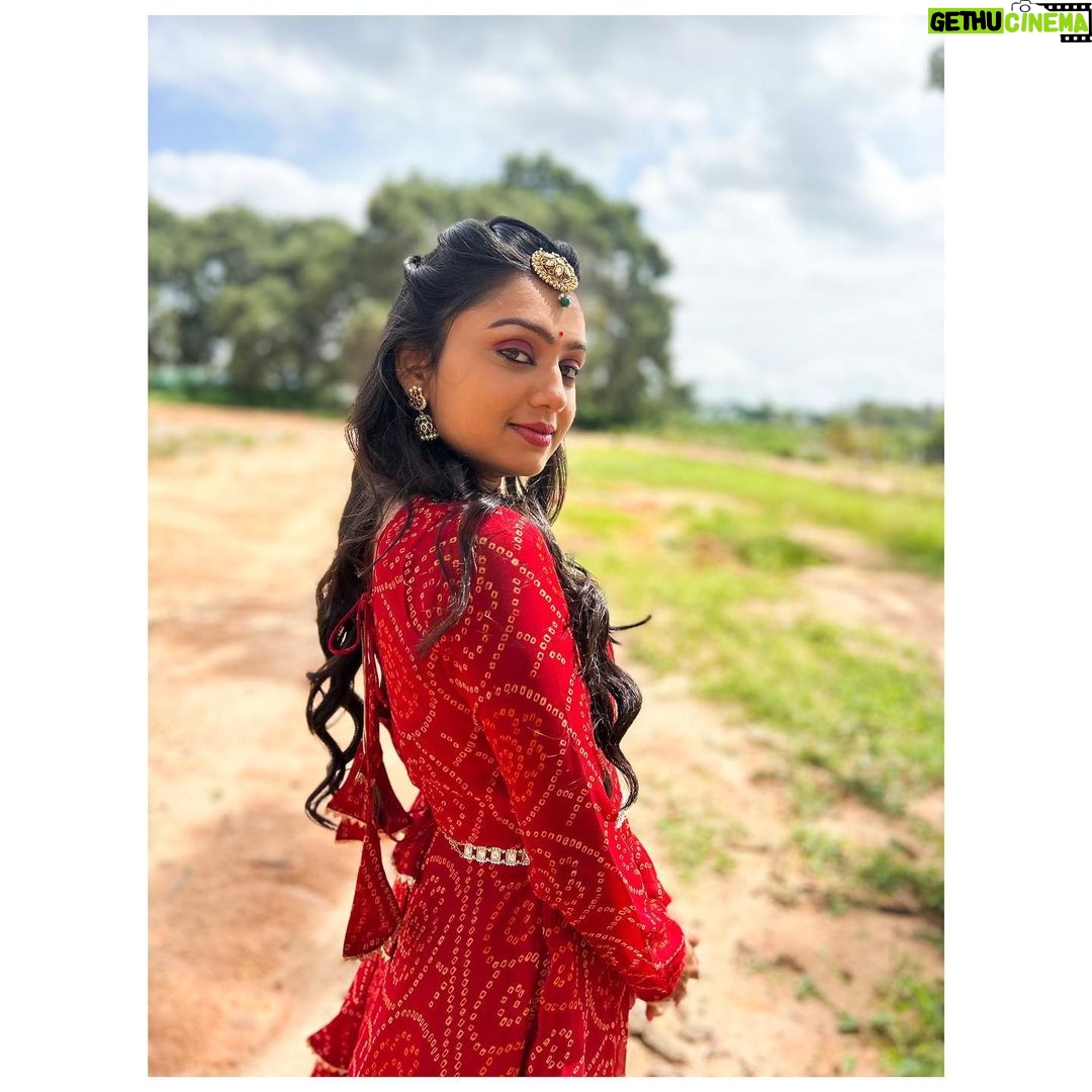 Tanvi Rao Instagram - A shoutout to @maynadesignerstudio for this beautiful attire and the gorgeous necklace🌹 It added so much grace to my body as I danced, and gave me so much confidence. @maynadesignerstudio even sent it to me with a cute note and I was all smiles. :) Head to her page now to find out more about her! Designer- @maynadesignerstudio Captured by @rajaniabhirath1 #lakshmibaramma #bhagyalakshmi #keerthi #shoot #shootdiaries #collaboration #clothing #sawariya #necklace #choker #clothes #fashion #dance #styleicon #style #instagram #tanvirao Bangalore, India