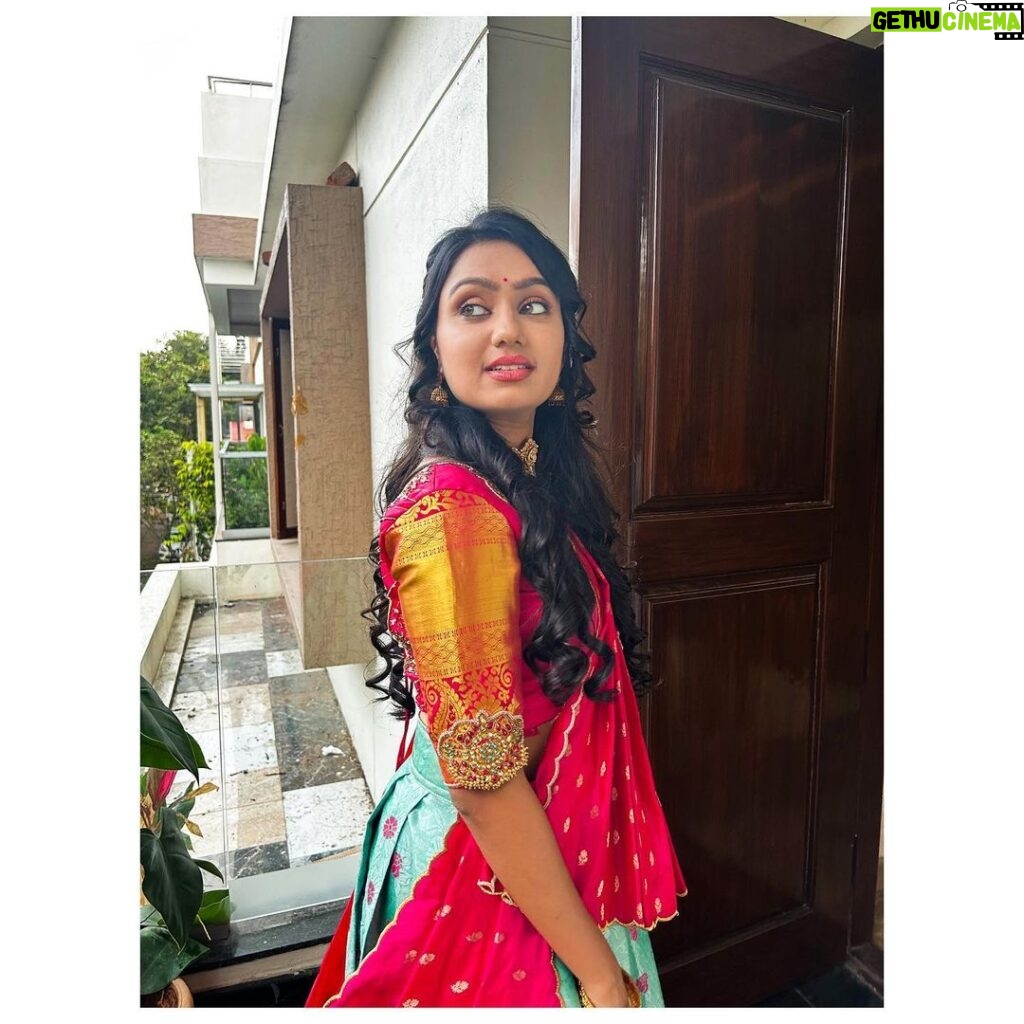 Tanvi Rao Instagram - ನಾನು ಏನನ್ನು ನೋಡಿರಬಹುದು? What do you think I saw? Attire from: @inayadesignerstudio #lakshmibaramma #bhagyalakshmi #keerthi #tvserial #costume #langadavani #lehenga #collaboration #fashion #beauty #fun #photoshoot #tanvirao Bangalore, India