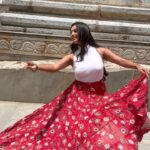 Tanvi Rao Instagram - ಕೀರ್ತಿಗೆ ಇನ್ನೂನೂ ಬೇಕಾಗಿದೆ 😏 Some impromptu whirlwinding thanks to Sandhya Akka’s (@rsmakeoverartist ) insistence ❤️ VC: @rsmakeoverartist #keerthi #lakshmibaramma #tv #serial #serialactress #shooting #temple #skirt #dance #happiness Vasantha Vallabharaya Swamy Temple