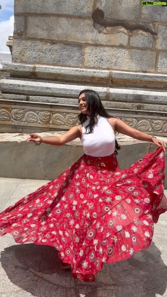 Tanvi Rao Instagram - ಕೀರ್ತಿಗೆ ಇನ್ನೂನೂ ಬೇಕಾಗಿದೆ 😏 Some impromptu whirlwinding thanks to Sandhya Akka’s (@rsmakeoverartist ) insistence ❤️ VC: @rsmakeoverartist #keerthi #lakshmibaramma #tv #serial #serialactress #shooting #temple #skirt #dance #happiness Vasantha Vallabharaya Swamy Temple