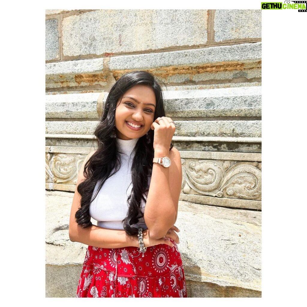 Tanvi Rao Instagram - Smiling extra because Keerthi doesn’t get to do much of that anymore 🙊 #keerthi #lakshmibaramma #bhagyalakshmi #kannadatelevision #tvshow #stories #temple #clothing #actress #tanvirao Bangalore, India