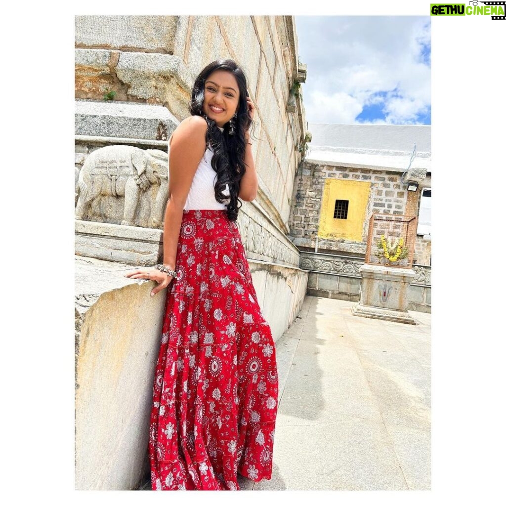 Tanvi Rao Instagram - Smiling extra because Keerthi doesn’t get to do much of that anymore 🙈 #keerthi #lakshmibaramma #bhagyalakshmi #kannadatelevision #tvshow #stories #temple #clothing #actress #tanvirao Bangalore, India