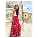 Tanvi Rao Instagram - Smiling extra because Keerthi doesn’t get to do much of that anymore 🙈 #keerthi #lakshmibaramma #bhagyalakshmi #kannadatelevision #tvshow #stories #temple #clothing #actress #tanvirao Bangalore, India