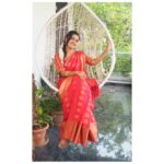 Tanvi Rao Instagram - "How bold one gets when one is sure of being loved" - Sigmund Freud What do you have to say about Keerthi's way of love? ಕೀರ್ತಿಯ ಹುಚ್ಚು ಪ್ರೀತಿಯ ಕುರಿತು ನಿಮ್ಮ ಅಭಿಪ್ರಾಯ ಏನು? Costume credits: @inayadesignerstudio Picture Credits: @makeup_by_sushmananaiah ❤ #keerthi #lakshmibaramma #bhagyalakshmi #kannadatelevision #tvshow #stories #fashion #clothing #collaboration #actress #tanvirao Bangalore, India