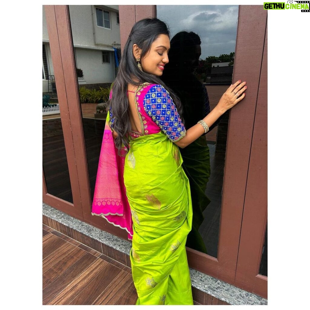 Tanvi Rao Instagram - My dreams are as colourful as my saree 🎨 This lovely saree is by @sheekline 🦜 @brinda_nema @ashwini.rrrr Picture credits to the ever patient photographer- @rajaniabhirath1 😘 #newyear #2024 #happynewyear #saree #wishes #love #work #designer #actor #acting #dance #passion #tanvirao Bangalore, India