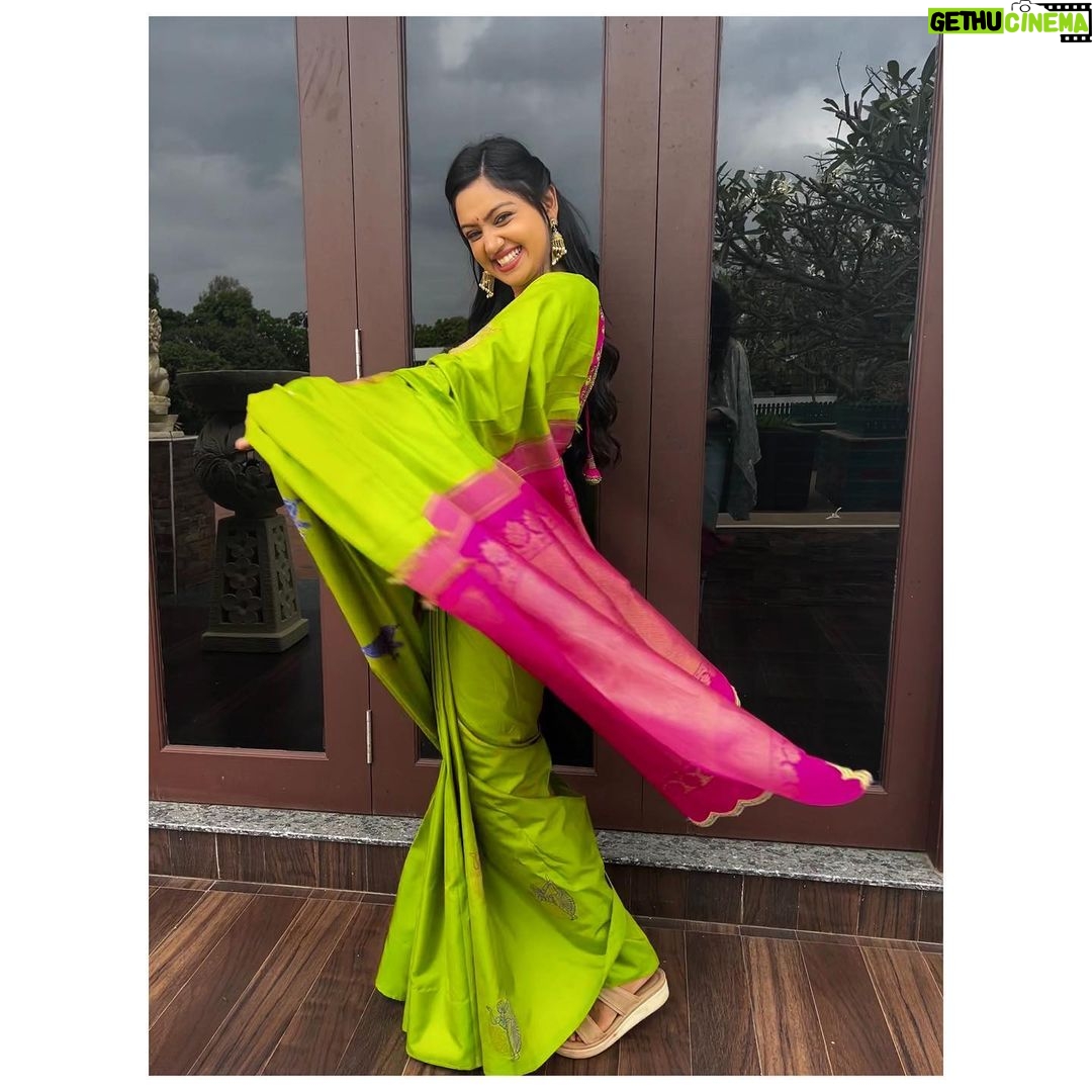 Tanvi Rao Instagram - ಹೊಸ ವರ್ಷದ ಶುಭಾಶಯಗಳು! A very happy new year to all of you❤️ May you get to love what you do and do what you love, this year✨ Happy 2024🐚 This lovely saree is by @sheekline 🦜 @brivanch @ashwini.rrrr Picture credits to the ever patient photographer- @rajaniabhirath1 😘 #newyear #2024 #happynewyear #saree #wishes #love #work #designer #actor #acting #dance #passion #tanvirao Bangalore, India