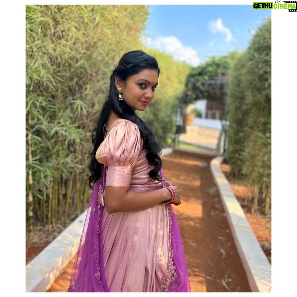 Tanvi Rao Instagram - Thinking about all the love I received this year from all of you 🤍 Cannot be grateful enough :’) In this dreamy attire from @inayadesignerstudio #love #dreams #2023 #newyear #fans #admirers #artist #grateful #langadavani #longskirt #halfsaree #designer #inaya #actor #model #beautiful #dreamy #tanvirao #keerthi #lakshmibaramma #colourskannada Bangalore, India