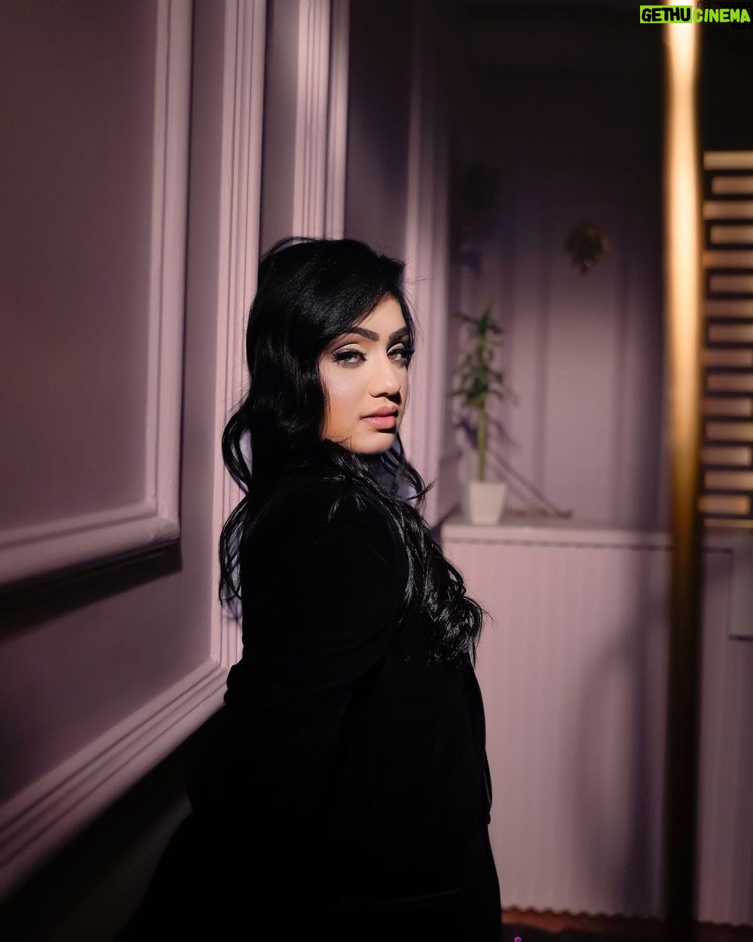 Tanvi Rao Instagram - Look away as fast as you can! Breaking hearts is my forte π€·π»ββοΈ HMU: @makeup_by_bhavyagowda Costume: @rentyourlook_by_chandangowda #makeup #fashion #clothes #hairstyle #photoshoot #model #slay #confidence #tanvirao Bangalore, India