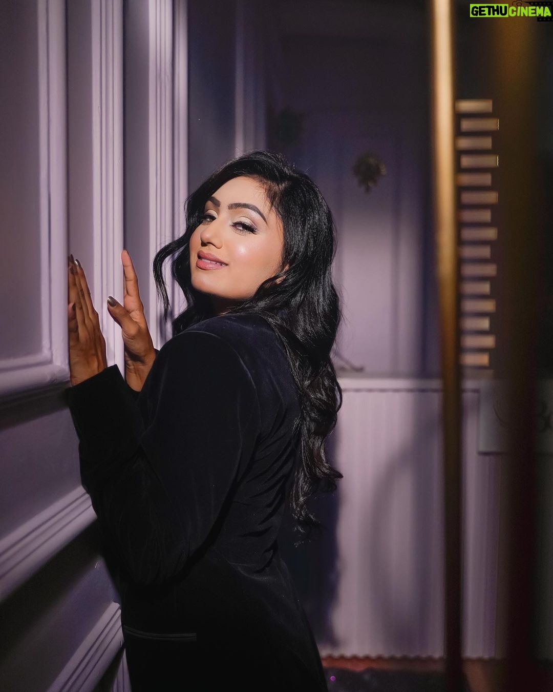Tanvi Rao Instagram - Look away as fast as you can! Breaking hearts is my forte π€·π»ββοΈ HMU: @makeup_by_bhavyagowda Costume: @rentyourlook_by_chandangowda #makeup #fashion #clothes #hairstyle #photoshoot #model #slay #confidence #tanvirao Bangalore, India