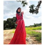 Tanvi Rao Instagram – Can Autumn and Spring be friends? 🍁
A shoutout to @maynadesignerstudio for this beautiful attire and the gorgeous necklace🌹 It added so much grace to my body as I danced, and gave me so much confidence.
@maynadesignerstudio even sent it to me with a cute note and I was all smiles. :)
Head to her page now to find out more about her!
Designer- @maynadesignerstudio
Captured by @rajaniabhirath1
#lakshmibaramma #bhagyalakshmi #keerthi #shoot #shootdiaries #collaboration #clothing #sawariya #necklace #choker #clothes #fashion #dance #styleicon #style #instagram #tanvirao Bangalore, India