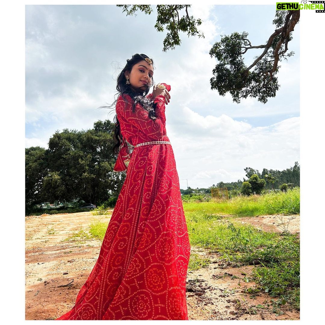 Tanvi Rao Instagram - Can Autumn and Spring be friends? 🍁 A shoutout to @maynadesignerstudio for this beautiful attire and the gorgeous necklace🌹 It added so much grace to my body as I danced, and gave me so much confidence. @maynadesignerstudio even sent it to me with a cute note and I was all smiles. :) Head to her page now to find out more about her! Designer- @maynadesignerstudio Captured by @rajaniabhirath1 #lakshmibaramma #bhagyalakshmi #keerthi #shoot #shootdiaries #collaboration #clothing #sawariya #necklace #choker #clothes #fashion #dance #styleicon #style #instagram #tanvirao Bangalore, India