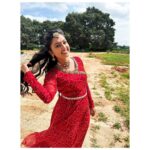 Tanvi Rao Instagram – Can Autumn and Spring be friends? 🍁
A shoutout to @maynadesignerstudio for this beautiful attire and the gorgeous necklace🌹 It added so much grace to my body as I danced, and gave me so much confidence.
@maynadesignerstudio even sent it to me with a cute note and I was all smiles. :)
Head to her page now to find out more about her!
Designer- @maynadesignerstudio
Captured by @rajaniabhirath1
#lakshmibaramma #bhagyalakshmi #keerthi #shoot #shootdiaries #collaboration #clothing #sawariya #necklace #choker #clothes #fashion #dance #styleicon #style #instagram #tanvirao Bangalore, India