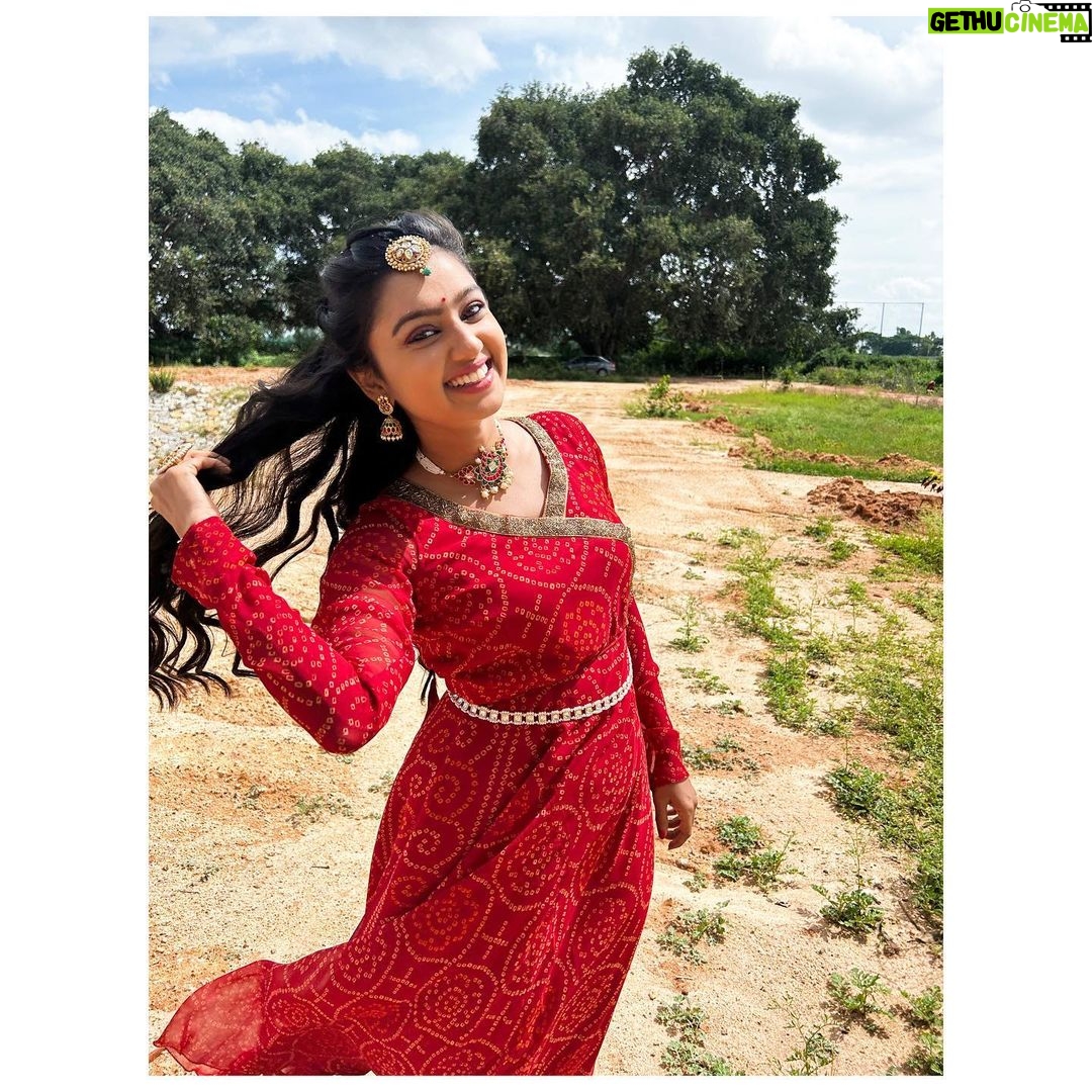 Tanvi Rao Instagram - Can Autumn and Spring be friends? 🍁 A shoutout to @maynadesignerstudio for this beautiful attire and the gorgeous necklace🌹 It added so much grace to my body as I danced, and gave me so much confidence. @maynadesignerstudio even sent it to me with a cute note and I was all smiles. :) Head to her page now to find out more about her! Designer- @maynadesignerstudio Captured by @rajaniabhirath1 #lakshmibaramma #bhagyalakshmi #keerthi #shoot #shootdiaries #collaboration #clothing #sawariya #necklace #choker #clothes #fashion #dance #styleicon #style #instagram #tanvirao Bangalore, India
