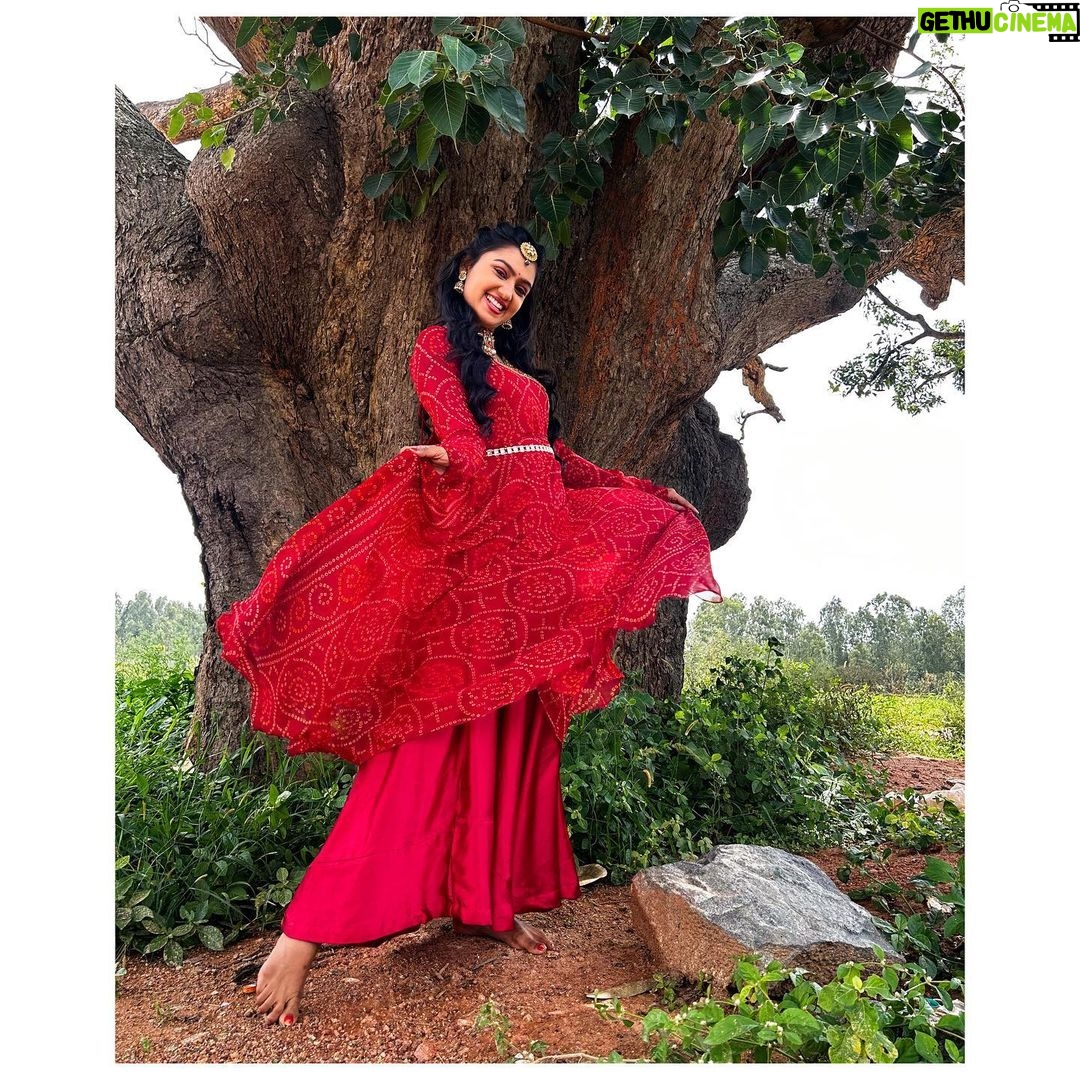 Tanvi Rao Instagram - A shoutout to @maynadesignerstudio for this beautiful attire and the gorgeous necklace🌹 It added so much grace to my body as I danced, and gave me so much confidence. @maynadesignerstudio even sent it to me with a cute note and I was all smiles. :) Head to her page now to find out more about her! Designer- @maynadesignerstudio Captured by @rajaniabhirath1 #lakshmibaramma #bhagyalakshmi #keerthi #shoot #shootdiaries #collaboration #clothing #sawariya #necklace #choker #clothes #fashion #dance #styleicon #style #instagram #tanvirao Bangalore, India