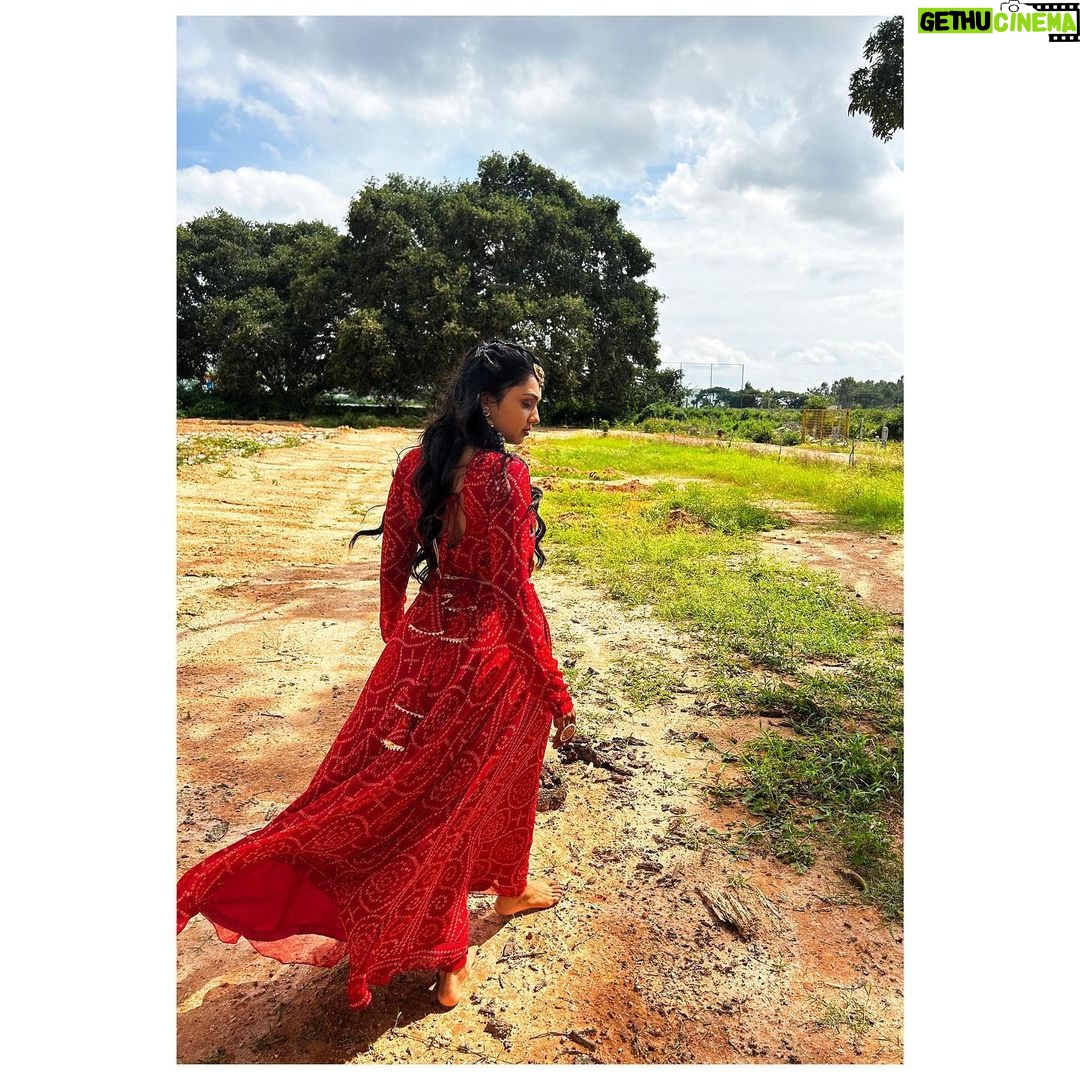 Tanvi Rao Instagram - A shoutout to @maynadesignerstudio for this beautiful attire and the gorgeous necklace🌹 It added so much grace to my body as I danced, and gave me so much confidence. @maynadesignerstudio even sent it to me with a cute note and I was all smiles. :) Head to her page now to find out more about her! Designer- @maynadesignerstudio Captured by @rajaniabhirath1 #lakshmibaramma #bhagyalakshmi #keerthi #shoot #shootdiaries #collaboration #clothing #sawariya #necklace #choker #clothes #fashion #dance #styleicon #style #instagram #tanvirao Bangalore, India
