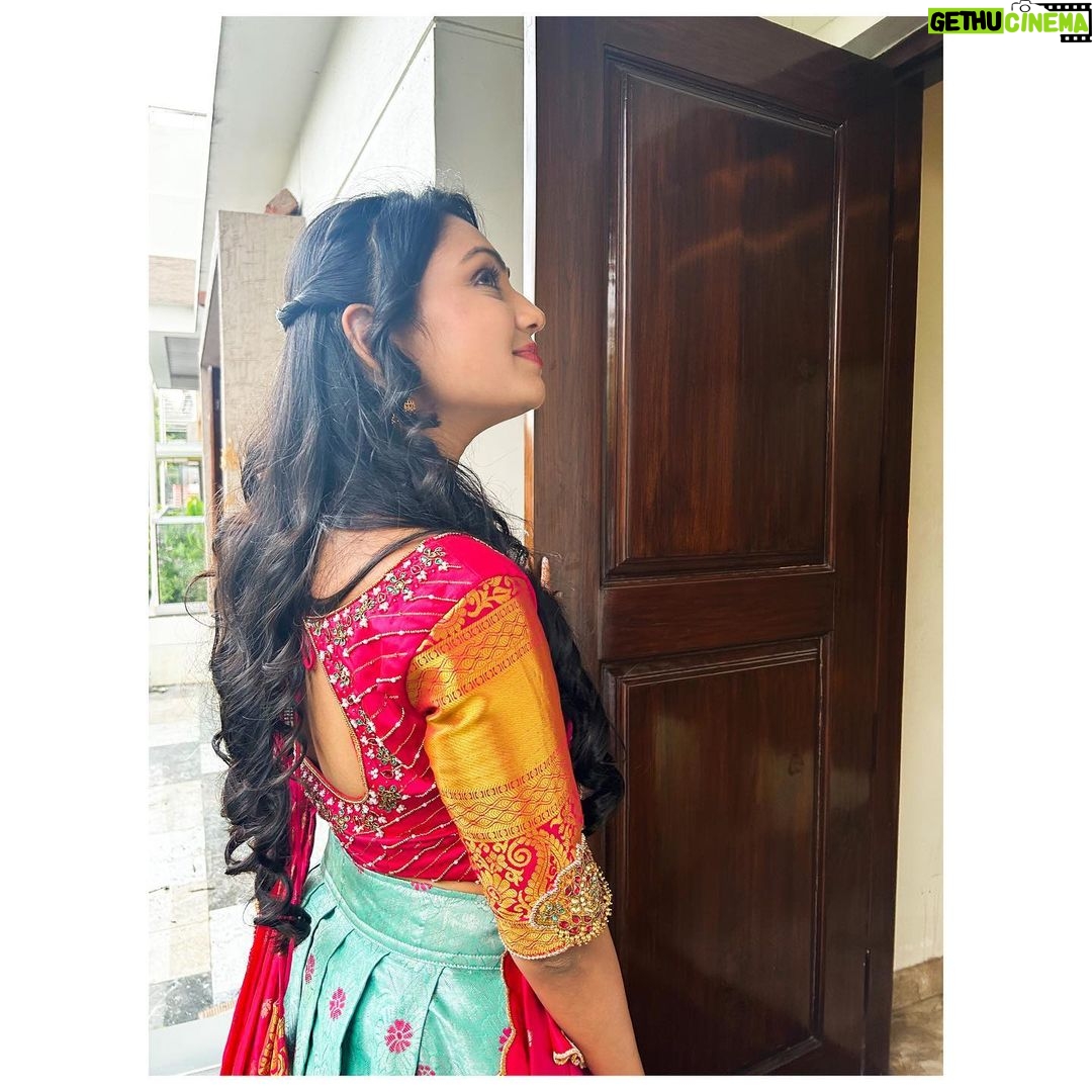 Tanvi Rao Instagram - ನಾನು ಏನನ್ನು ನೋಡಿರಬಹುದು? What do you think I saw? Attire from: @inayadesignerstudio #lakshmibaramma #bhagyalakshmi #keerthi #tvserial #costume #langadavani #lehenga #collaboration #fashion #beauty #fun #photoshoot #tanvirao Bangalore, India