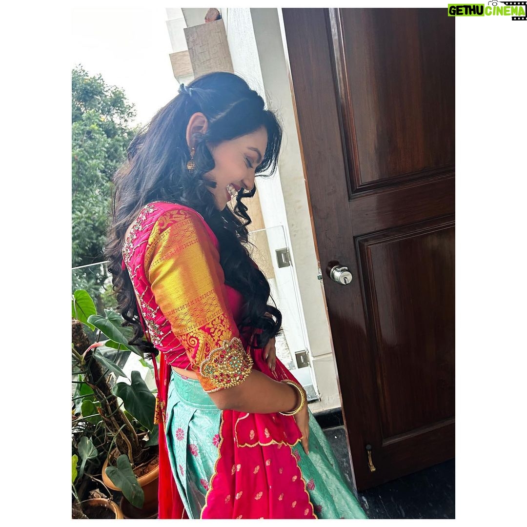 Tanvi Rao Instagram - ನಾನು ಏನನ್ನು ನೋಡಿರಬಹುದು? What do you think I saw? Attire from: @inayadesignerstudio #lakshmibaramma #bhagyalakshmi #keerthi #tvserial #costume #langadavani #lehenga #collaboration #fashion #beauty #fun #photoshoot #tanvirao Bangalore, India