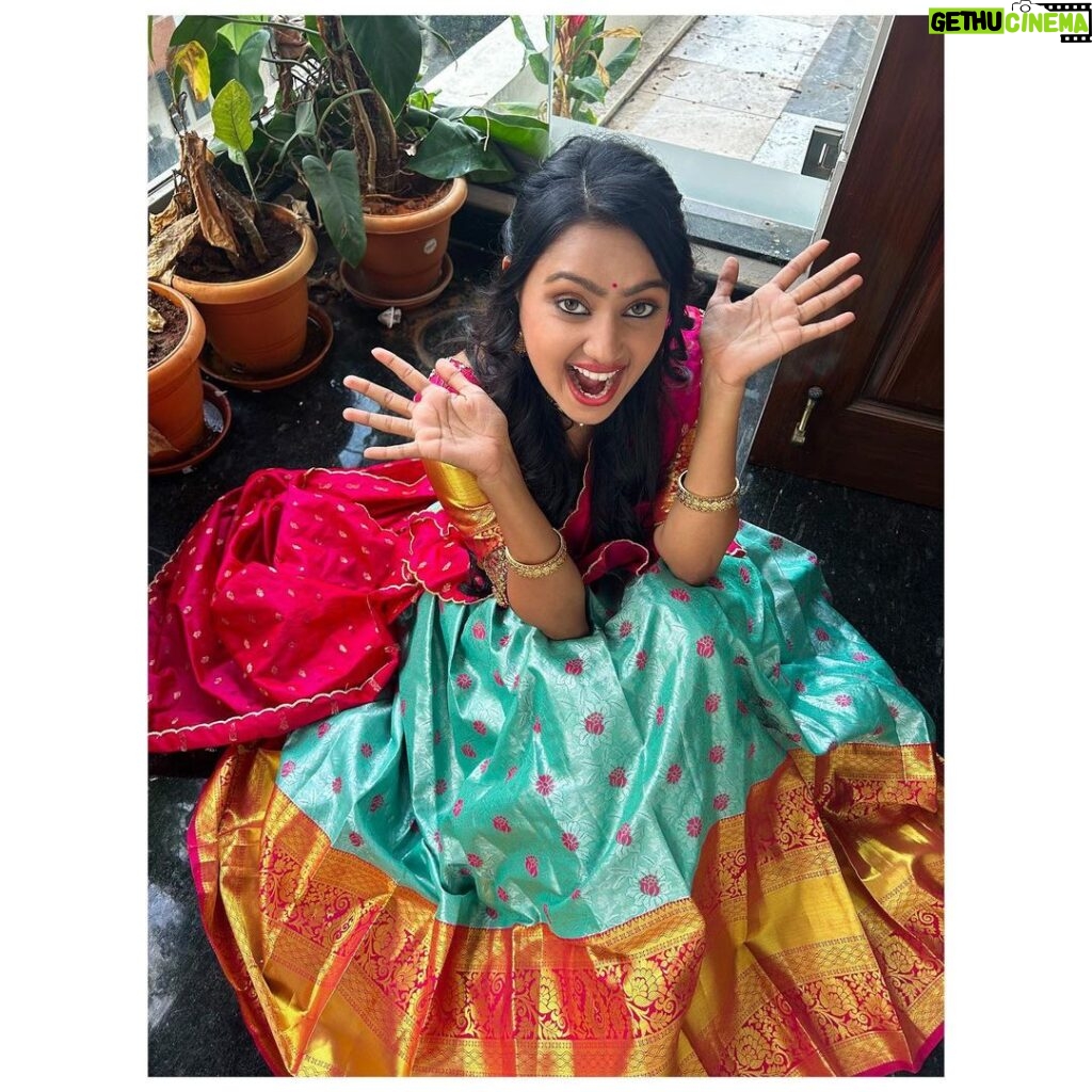 Tanvi Rao Instagram - It’s hard to put a curtain on the monkey inside me, but I try🐒 (swipe to the last picture) Attire from: @inayadesignerstudio #lakshmibaramma #bhagyalakshmi #keerthi #tvserial #costume #langadavani #lehenga #collaboration #fashion #beauty #fun #tanvirao Bangalore, India