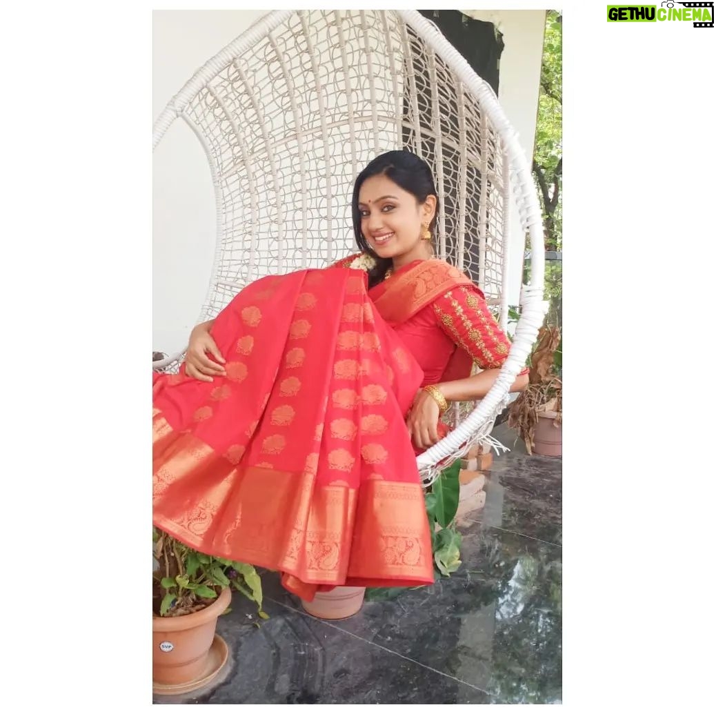 Tanvi Rao Instagram - "How bold one gets when one is sure of being loved" - Sigmund Freud What do you have to say about Keerthi's way of love? ಕೀರ್ತಿಯ ಹುಚ್ಚು ಪ್ರೀತಿಯ ಕುರಿತು ನಿಮ್ಮ ಅಭಿಪ್ರಾಯ ಏನು? Costume credits: @inayadesignerstudio Picture Credits: @makeup_by_sushmananaiah ❤ #keerthi #lakshmibaramma #bhagyalakshmi #kannadatelevision #tvshow #stories #fashion #clothing #collaboration #actress #tanvirao Bangalore, India