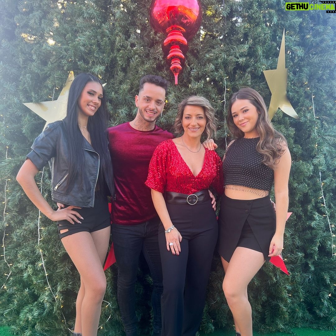 Tanya Instagram - Hoje vamos estar na @tvioficial no @somosportugaltvi a desejar a todos vocês um Feliz Natal, até já ❤️ 🎄#somosportugal #tvioficial #chorabebe #natal #compaixão #love #paixao #prendas #paisreal Wonderland Lisboa