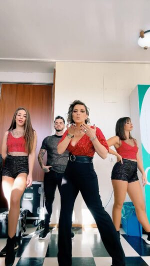 Tanya Instagram - Viciei essa música adoro 🥰 dia muito feliz pra vocês 🎄🎁❤️
