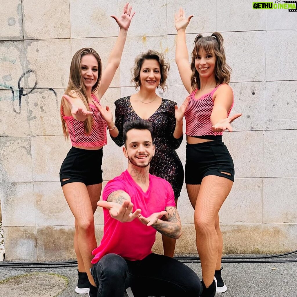 Tanya Instagram - Hoje estamos no @somosportugaltvi não percam já de seguida. 😘#somosportugal #tvioficial #bailarinos #cantora