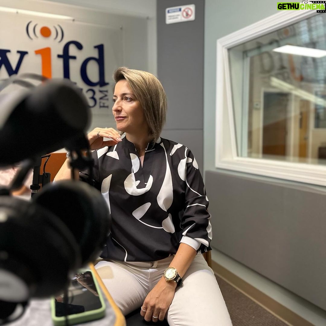 Tanya Instagram - Em modo de entrevista aqui na América na rádio WJFD 😘 beijinhos bom fim-de-semana ❤️😍 #entrevista #radiowjfd #america #musica #tanya #viagens #work #bomfinaldesemana #radio #lookoftheday