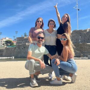 Tanya Instagram - Esta é a “equipa mãe” da Tanya, para além da base, existem mais bailarinos, músicos e tantas outras pessoas que também são muito importantes e fazem toda a diferença. Grata a cada um que faz parte da minha equipa… vocês sim, SÃO UM ESPETÁCULO! #equipa #tour #musica #vida #paixao #viver