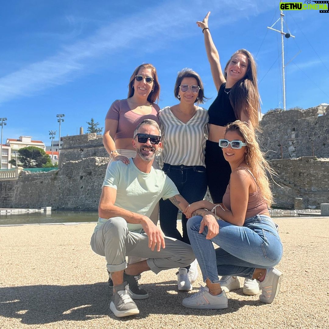 Tanya - 876 Likes - Esta é a “equipa mãe” da Tanya, para além da base, existem mais bailarinos, músicos e tantas outras pessoas que também são muito importantes e fazem toda a diferença. Grata a cada um que faz parte da minha equipa… vocês sim, SÃO UM ESPETÁCULO! #equipa #tour #musica #vida #paixao #viver