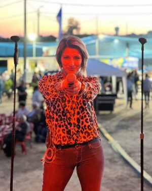 Tanya Instagram - Hoje estamos em Cabeção - Mora para mais logo fazermos a festa 😍 vai ser uma noite com muita adrenalina e não vão ficar com o coração partido. Até lá Chora bebé ❤️
#tanya #espetaculo #show #look #estrada #noite #look #festas #woman #style #fashion #viagens #portugalemfesta