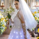 Tatá Werneck Instagram - #TERRAEPAIXÃO 📺 Lá vem a noiva! 💐 Anely vai mesmo se casar com Natercinho. Tudo por interesse, claro, já que o cara tem muita grana. Decidida, a irmã de Lucinda vai surpreender seus convidados com um vestido todo iluminado e será conduzida até o altar pelo sobrinho Cristian. 🥰 Será que Luigi irá aceitar perder sua amada tão facilmente? [📸: Globo/Fábio Rocha]
