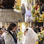 Tatá Werneck Instagram - #TERRAEPAIXÃO 📺 Lá vem a noiva! 💐 Anely vai mesmo se casar com Natercinho. Tudo por interesse, claro, já que o cara tem muita grana. Decidida, a irmã de Lucinda vai surpreender seus convidados com um vestido todo iluminado e será conduzida até o altar pelo sobrinho Cristian. 🥰 Será que Luigi irá aceitar perder sua amada tão facilmente? [📸: Globo/Fábio Rocha]