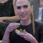 Tatá Werneck Instagram - #MELHORESDOANO 🏆 E a @tatawerneck flagrada aproveitando o buffet do #Domingão? 😂