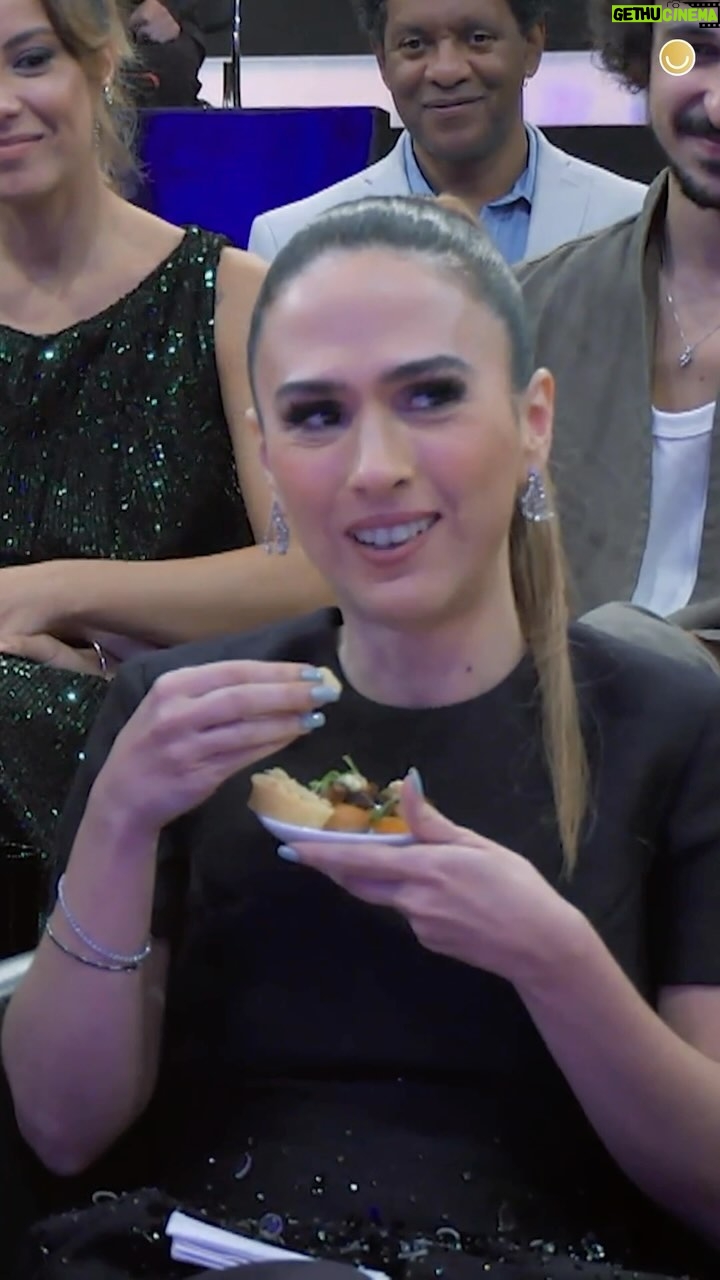 Tatá Werneck Instagram - #MELHORESDOANO 🏆 E a @tatawerneck flagrada aproveitando o buffet do #Domingão? 😂