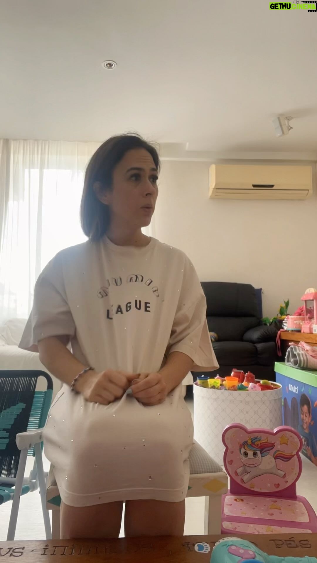 Tatá Werneck Instagram - Não soube colocar música no filme. Se vcs puderem cantar enquanto assistem, agradeço.