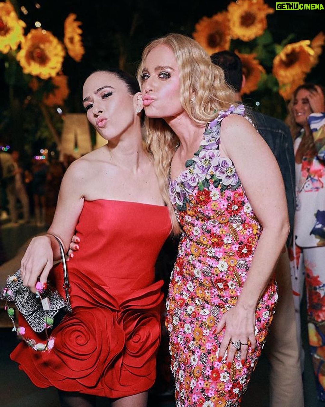 Tatá Werneck Instagram - Festa linda musa @angelicaksy ! Com a maravilhosa @claudiaraia e finalmente conheci meu amor de infância (c todo respeito ) @junior_oficial (e confesso que dei uma belíssima chorada em público )