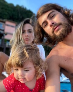 Tatá Werneck Instagram - 7 anos juntos! 7 anos achando você o homem mais lindo do mundo depois do Bruno Mars. 7 anos tentando entender como alguém pode acordar bonito se eu acordo parecendo que corri a meia maratona com obstáculos. 7 anos que eu acho que não vai dar certo . 7 anos que reclamo que vc não gosta de fofoca e eu gasto todo meu pacote de dados ligando pras minhas amigas. Que eu não consigo ter um desodorante pq vc leva . Que eu admiro sua relação com os animais. E me incluo nisso pq tenho lugar de fala de capivara. Que eu acho a sua comida a mais maravilhosa (entendam como quiserem . Mas estava falando de macarrão). Que eu te admiro demais como ator . Que eu aprendo com vc pequenas coisas que deveria ter aprendido quando era pequena apesar de ainda ser pequena. E nesses 7 anos, acho que foi a primeira vez que nos não lembramos do nosso aniversário pela internet. Não somos um casal perfeito. Somos um casal normal. E eu acho isso perfeito . Te amo