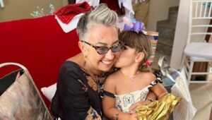 Tatá Werneck Instagram - Feliz natal. Que seja um dia de paz e amor e alegria! Denguinho (minha amada avó que já foi dar um rolê no Céu ) amava mais que tudo esse dia! Aproveitem c suas famílias! Ah e hoje estreia Minha irmã e eu 🦋 pré venda em todos os cinemas 🦋