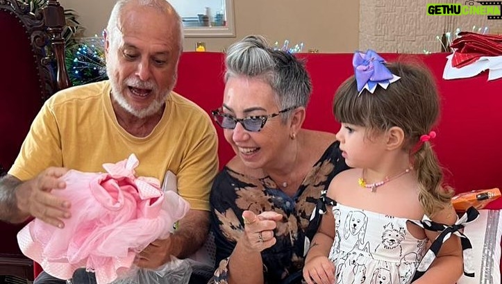 Tatá Werneck Instagram - Feliz natal. Que seja um dia de paz e amor e alegria! Denguinho (minha amada avó que já foi dar um rolê no Céu ) amava mais que tudo esse dia! Aproveitem c suas famílias! Ah e hoje estreia Minha irmã e eu 🦋 pré venda em todos os cinemas 🦋
