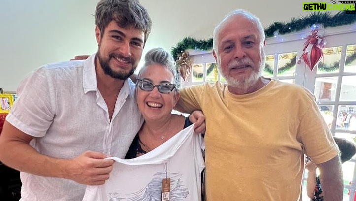 Tatá Werneck Instagram - Feliz natal. Que seja um dia de paz e amor e alegria! Denguinho (minha amada avó que já foi dar um rolê no Céu ) amava mais que tudo esse dia! Aproveitem c suas famílias! Ah e hoje estreia Minha irmã e eu 🦋 pré venda em todos os cinemas 🦋