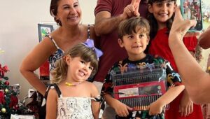 Tatá Werneck Instagram - Feliz natal. Que seja um dia de paz e amor e alegria! Denguinho (minha amada avó que já foi dar um rolê no Céu ) amava mais que tudo esse dia! Aproveitem c suas famílias! Ah e hoje estreia Minha irmã e eu 🦋 pré venda em todos os cinemas 🦋