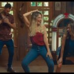 Tatá Werneck Instagram - Se faltava algo para o #sextou chegar com força, agora não falta mais! 🙌 Preparem as gargalhadas porque o trailer da maior comédia do ano com INGRID GUIMARÃES e TATÁ WERNECK tá vindo com TUDO! 🤣 Dirigido por SUSANA GARCIA de Minha Mãe É Uma Peça, MINHA IRMÃ E EU estreia em 28 de dezembro, exclusivo nos cinemas! 🎬 E faremos sessões antecipadas a partir de 25/12 pro Natal deste ano ser literalmente uma comédia em família! #MinhaIrmãEEuOFilme